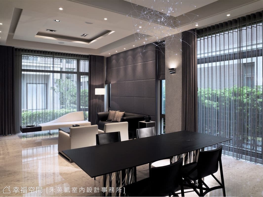 沙發背牆