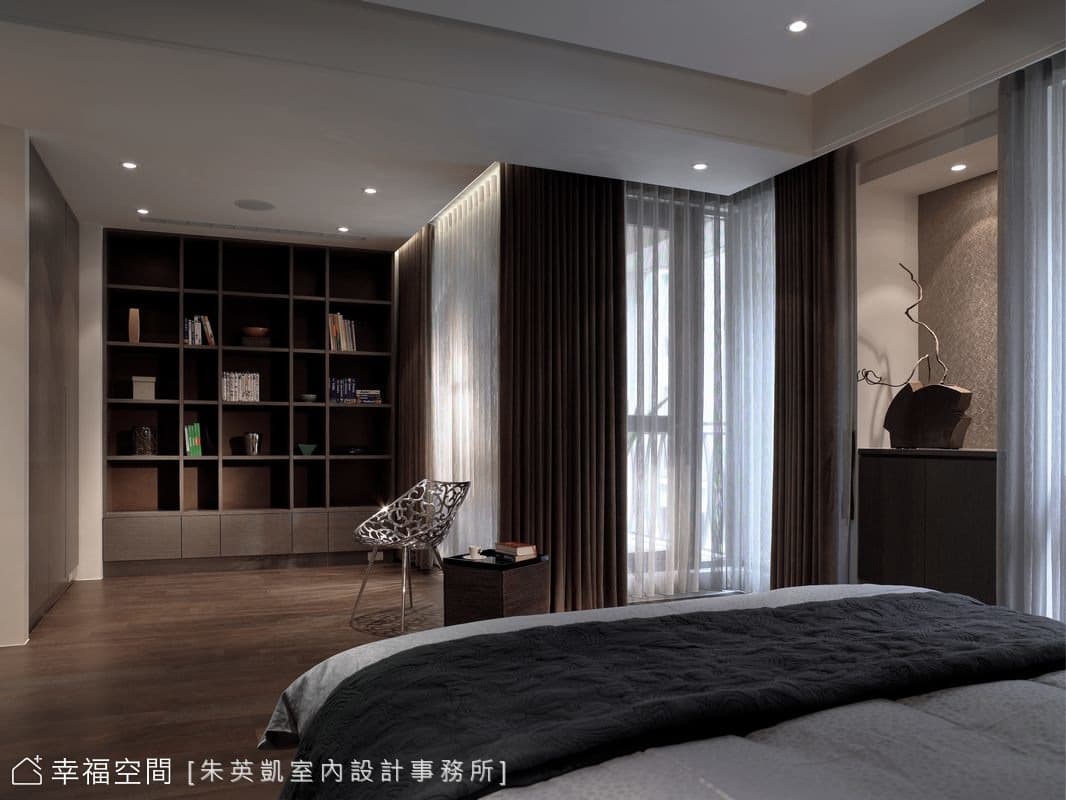 主臥床尾