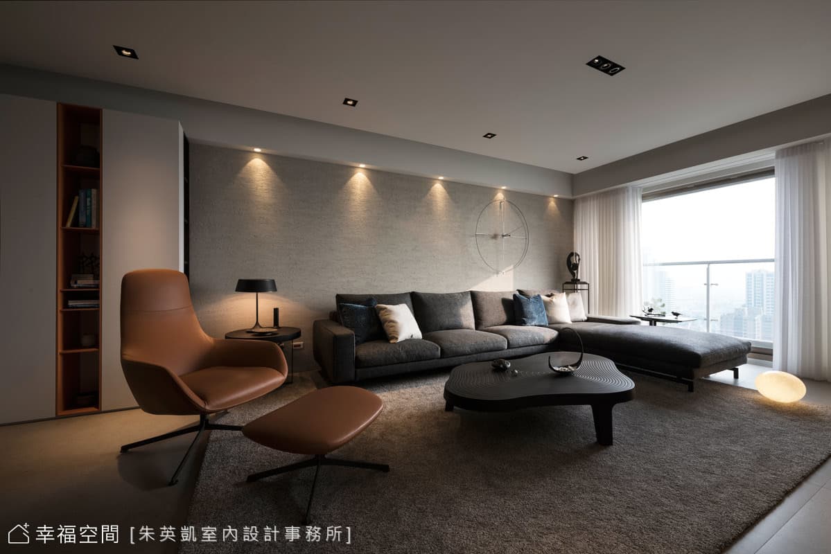 沙發背牆