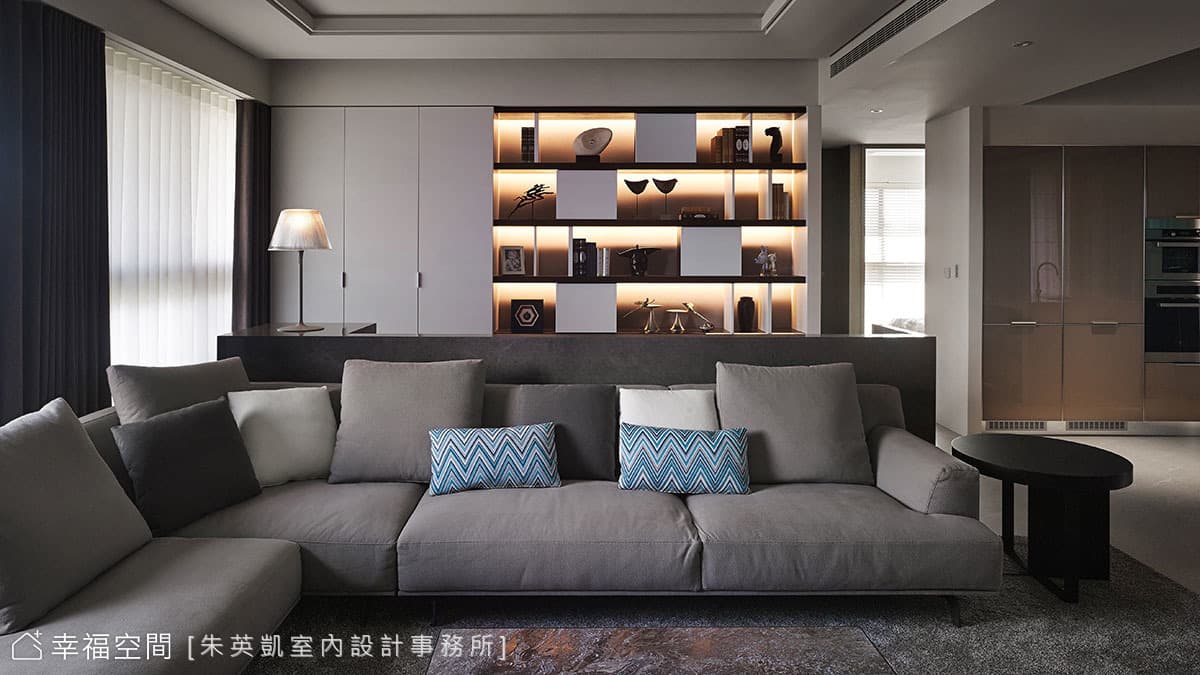 沙發背牆