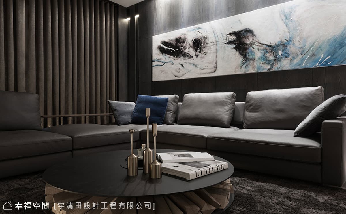沙發背牆