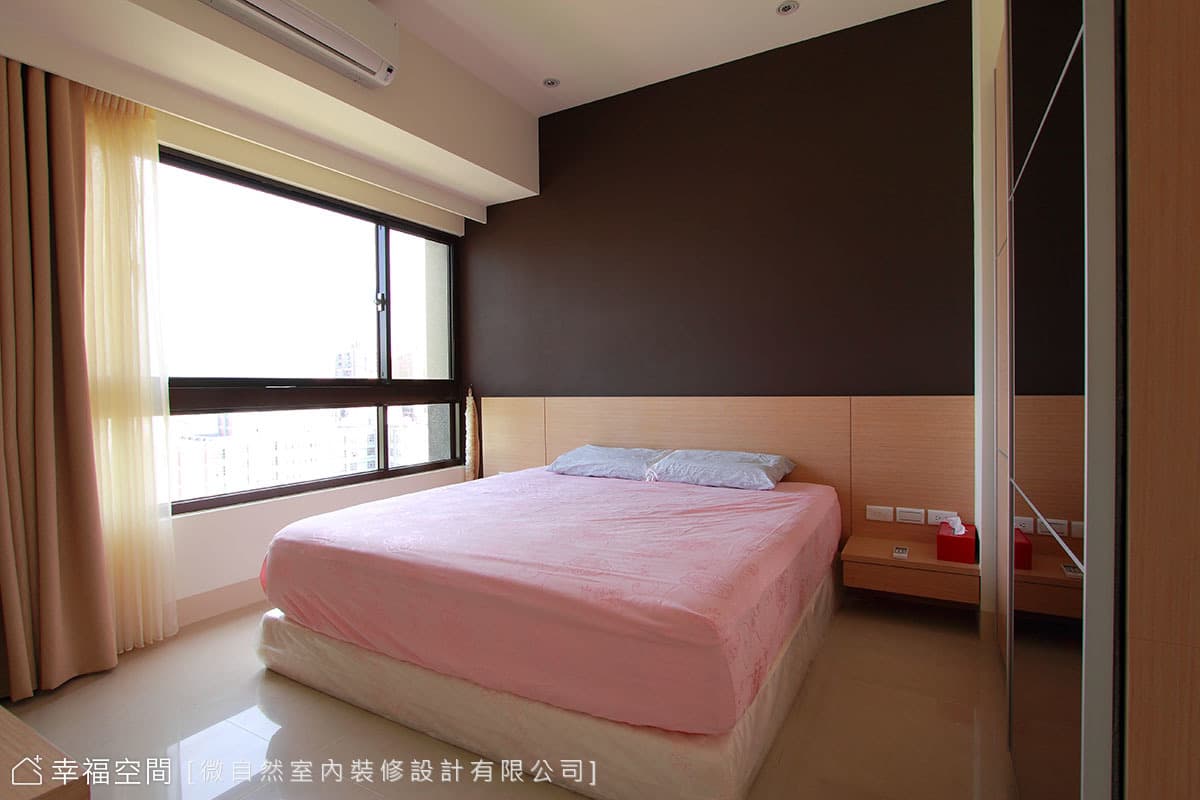 主臥床頭