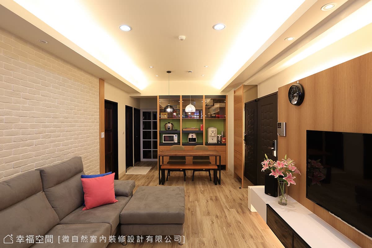 客廳望向餐廳