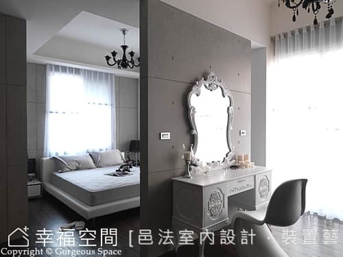 更衣室望向主臥