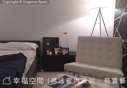 黑與白的純粹，韜養著極欲沉澱的心靈，在煩擾俗世中，提供一方可供休憩躲藏的心靈桃花源。