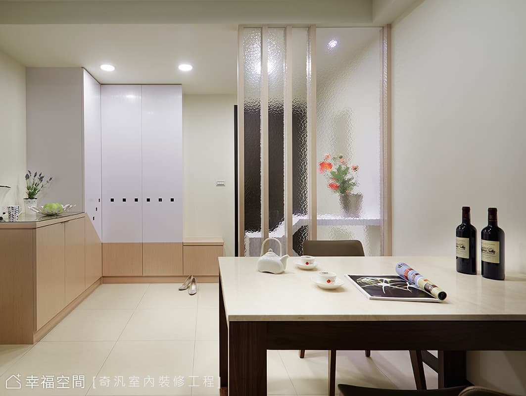 餐廳望向玄關