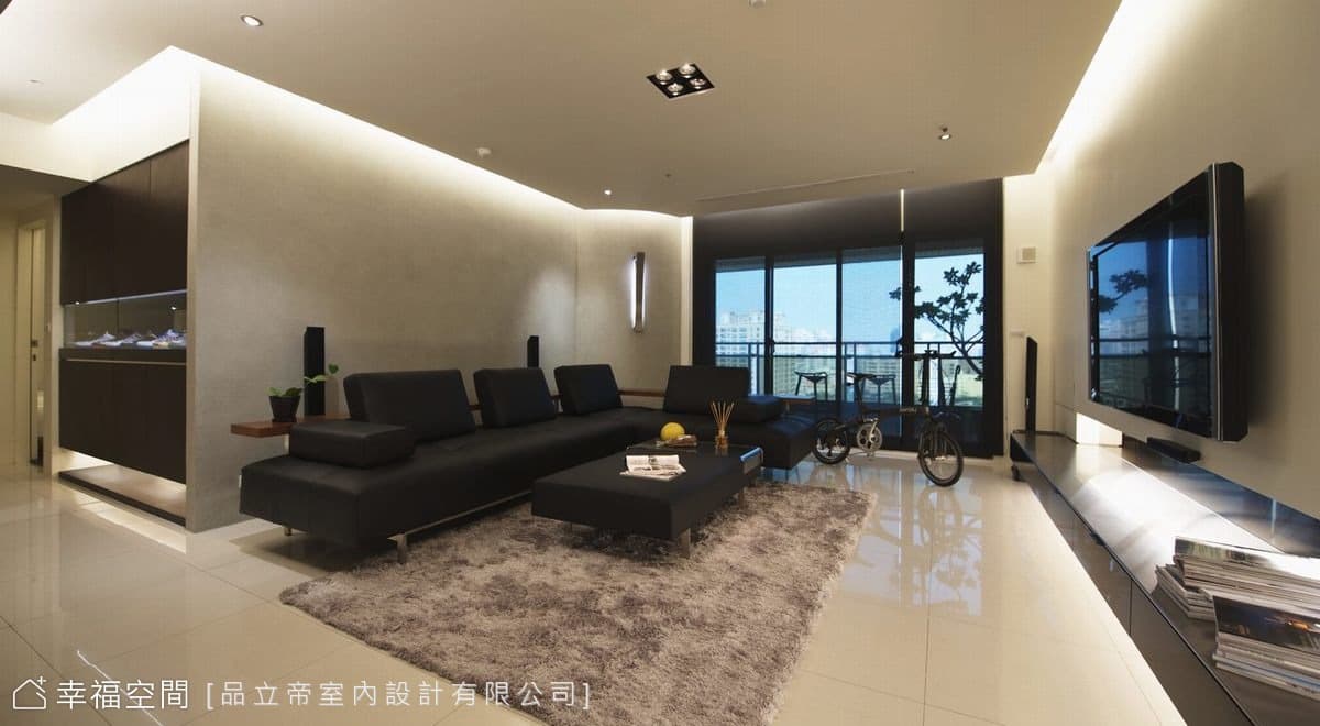 沙發背牆