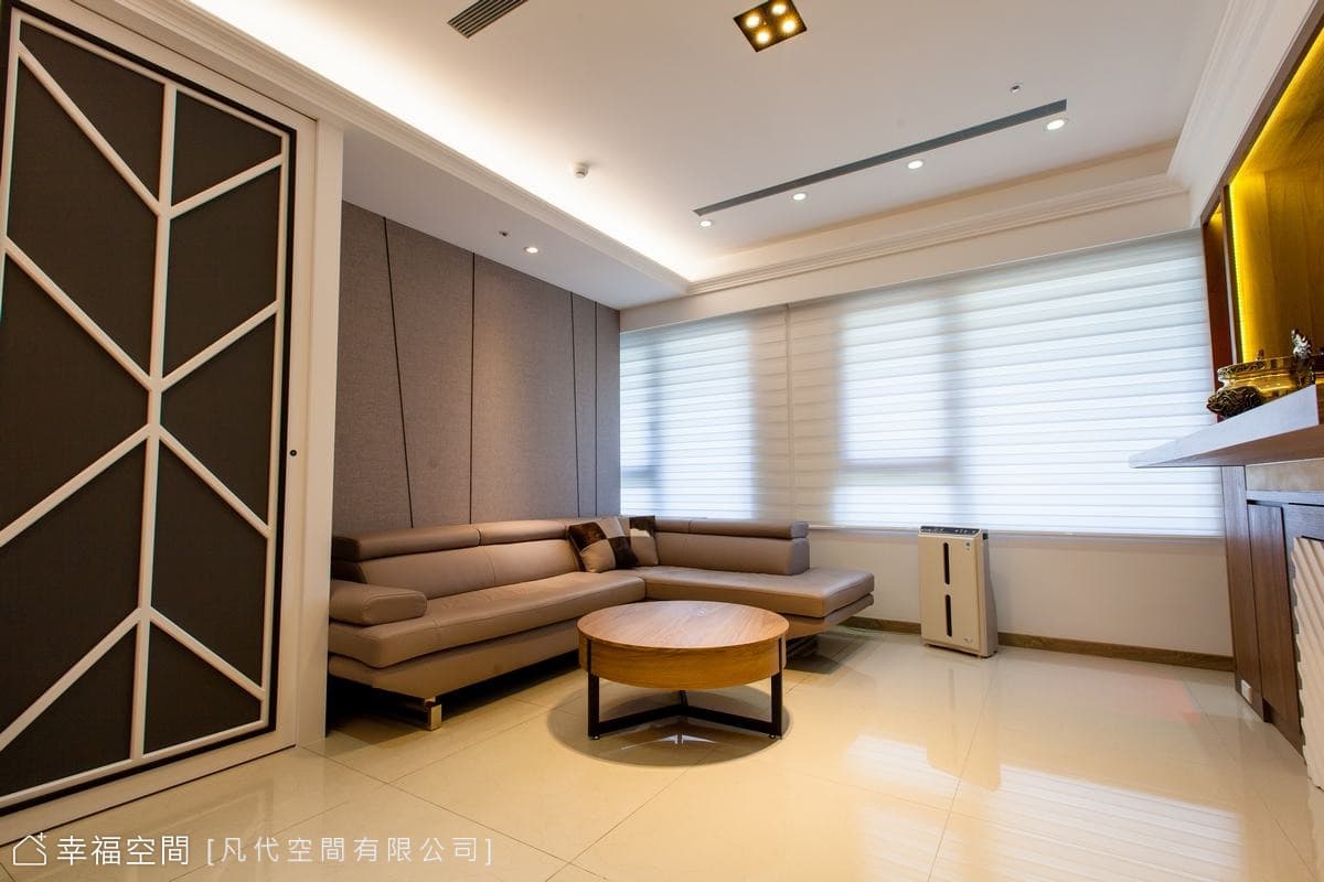 沙發背牆