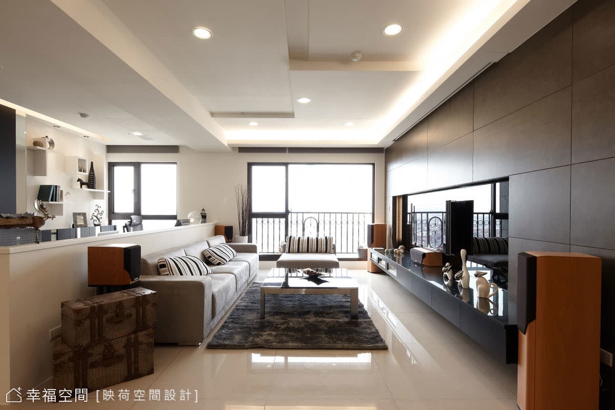 沙發背牆