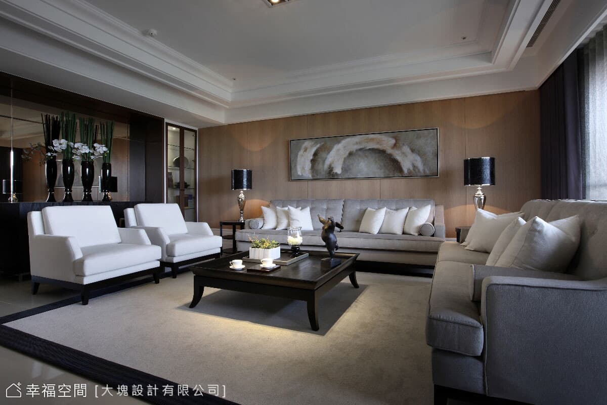 沙發背牆