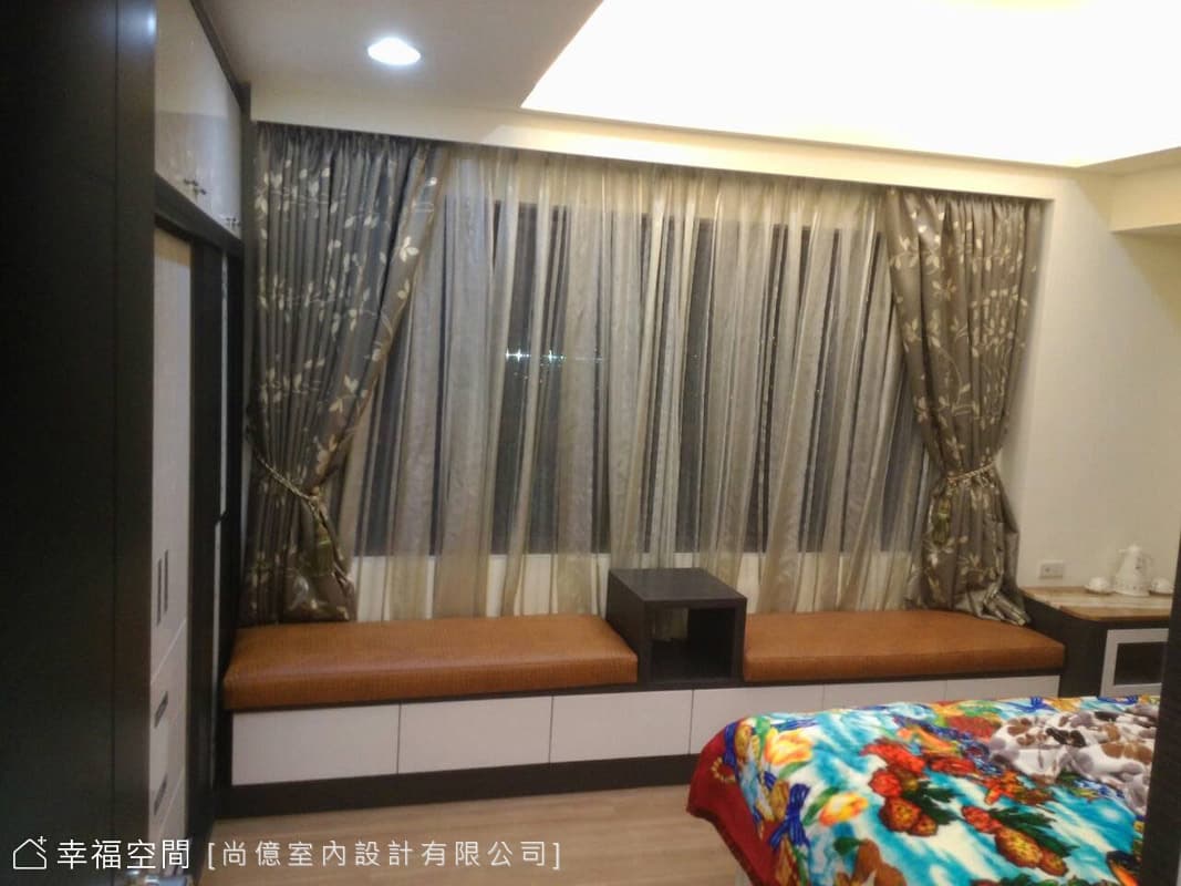 窗邊臥榻