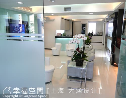 從醫療診間望向等候區