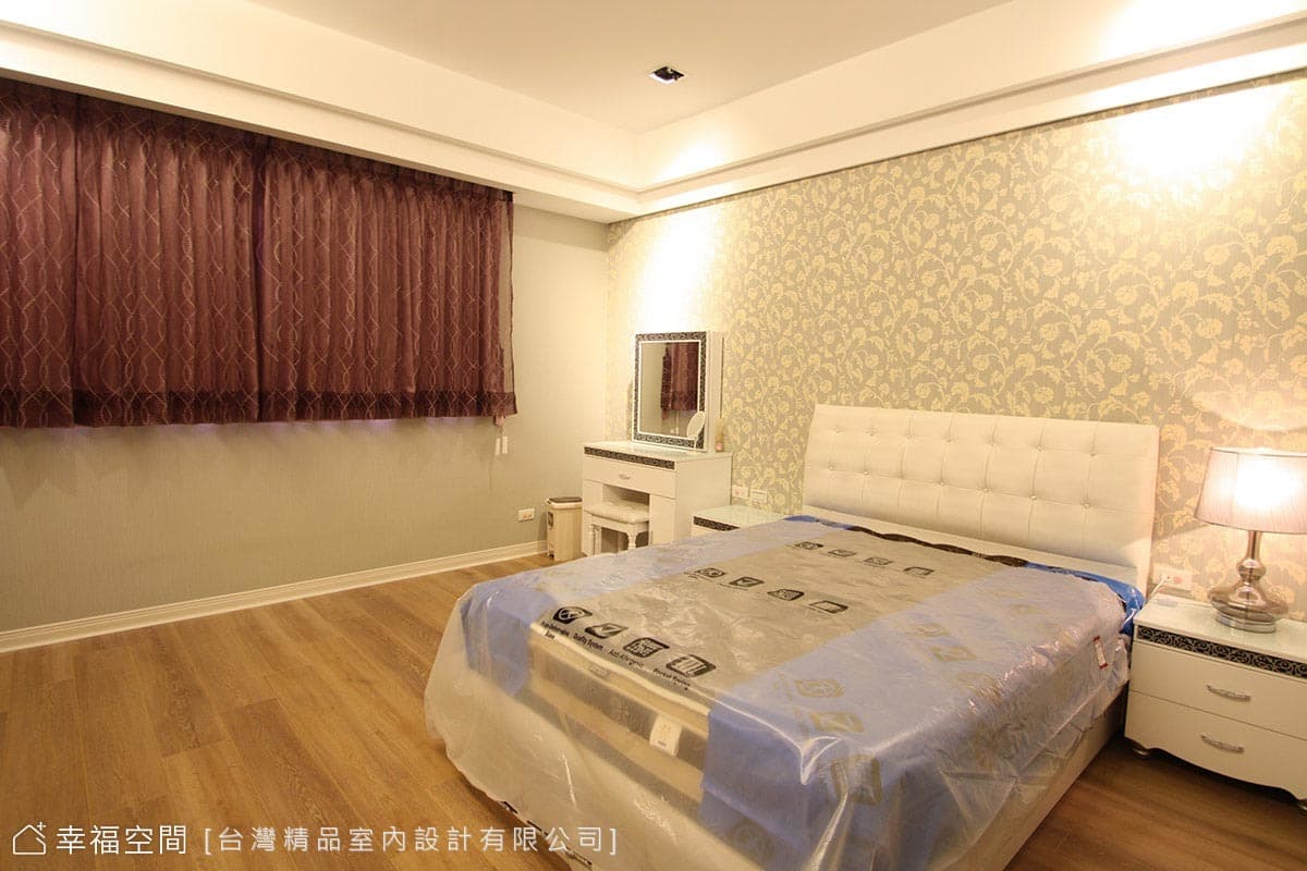 用壁紙呈現主臥主題
