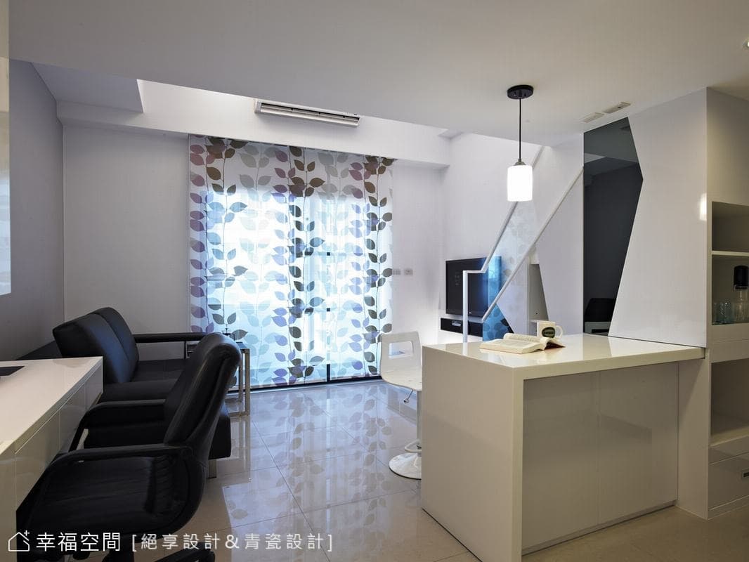 吧台望向客廳