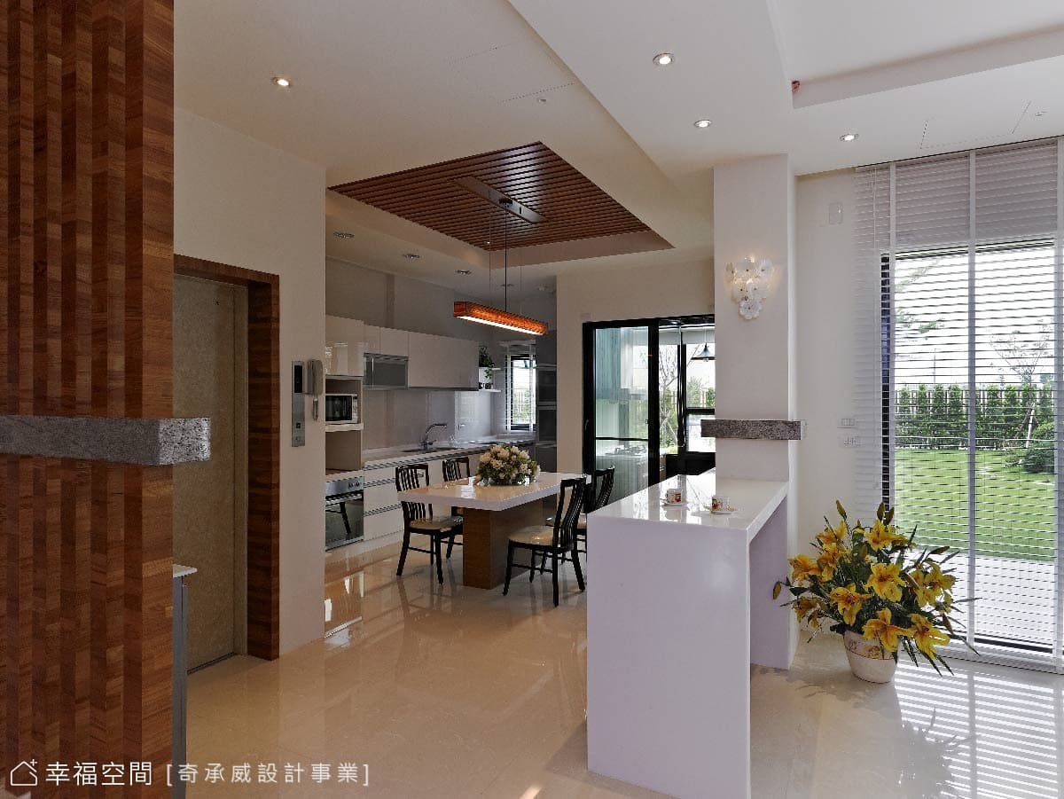 樓梯口望向餐桌