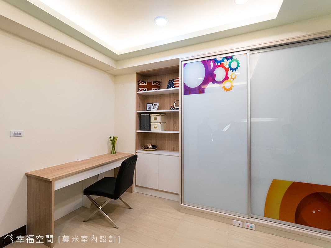 白色中的點綴色彩 簡約大宅