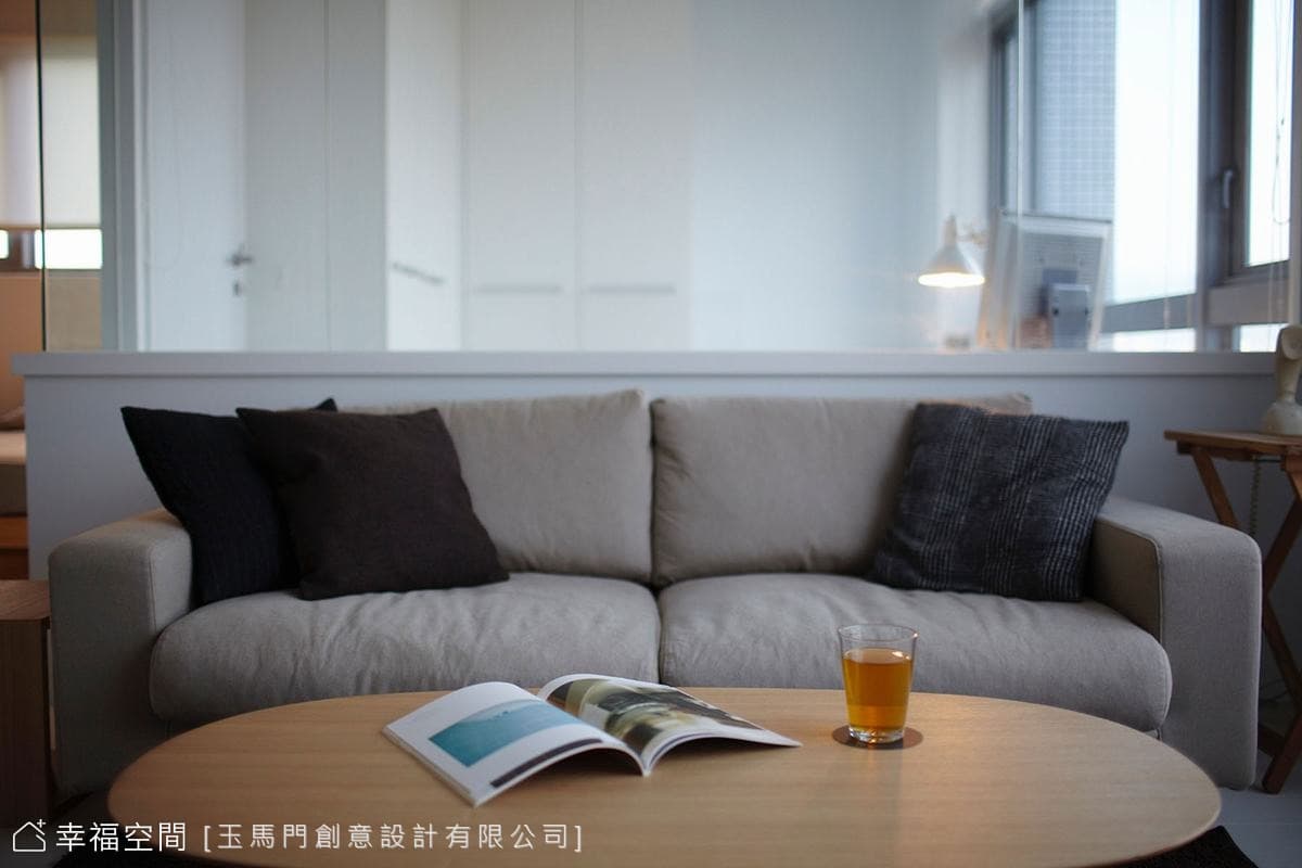 壓低沙發背牆