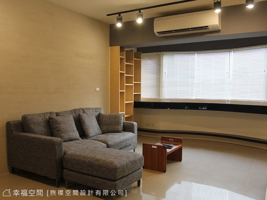 沙發背牆