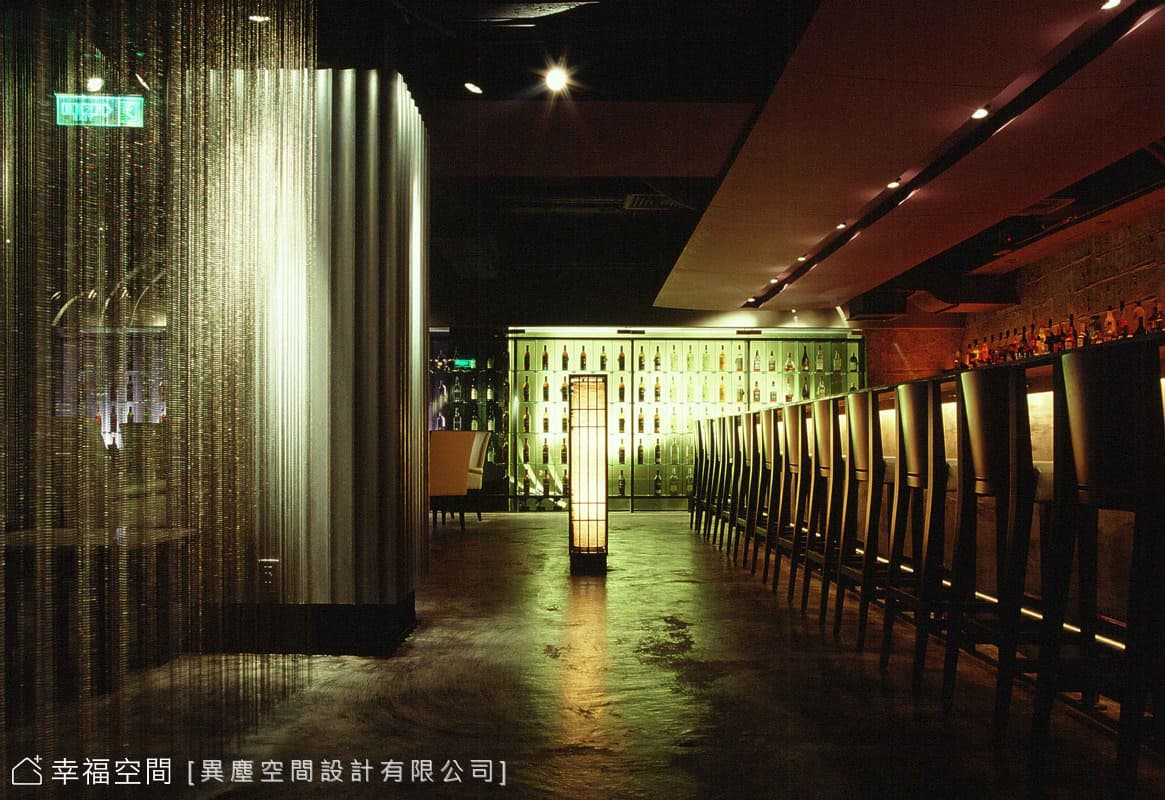 白色瀑布