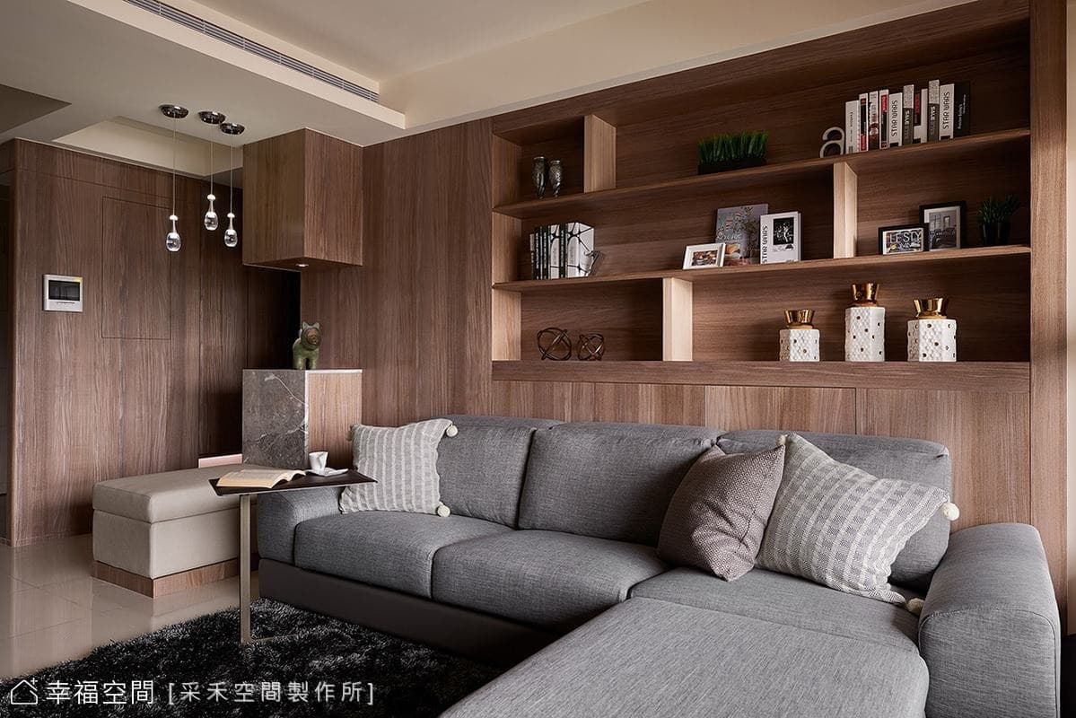 沙發背牆