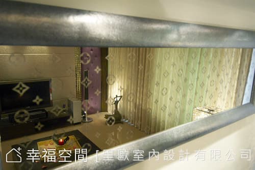 沙發背牆