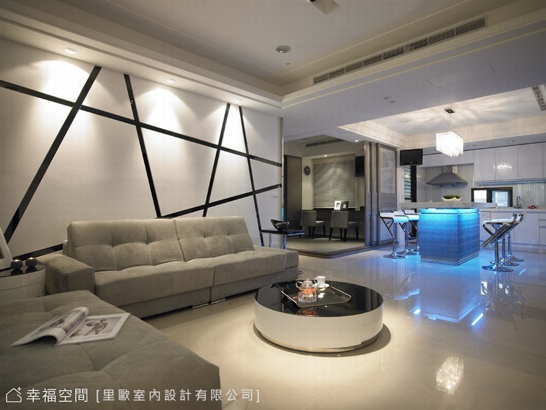 客廳望向餐廳
