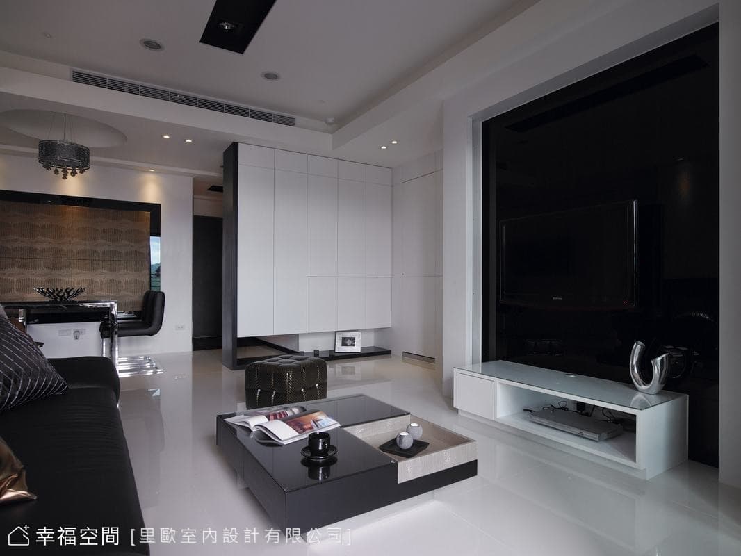 客廳望向餐廳