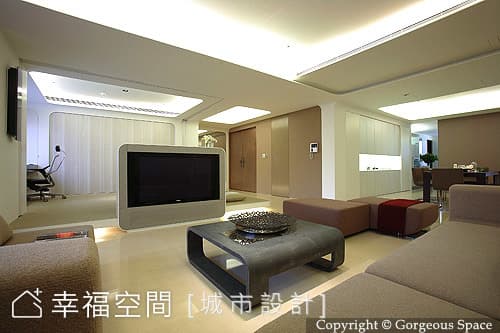 從客廳望向書房、玄關