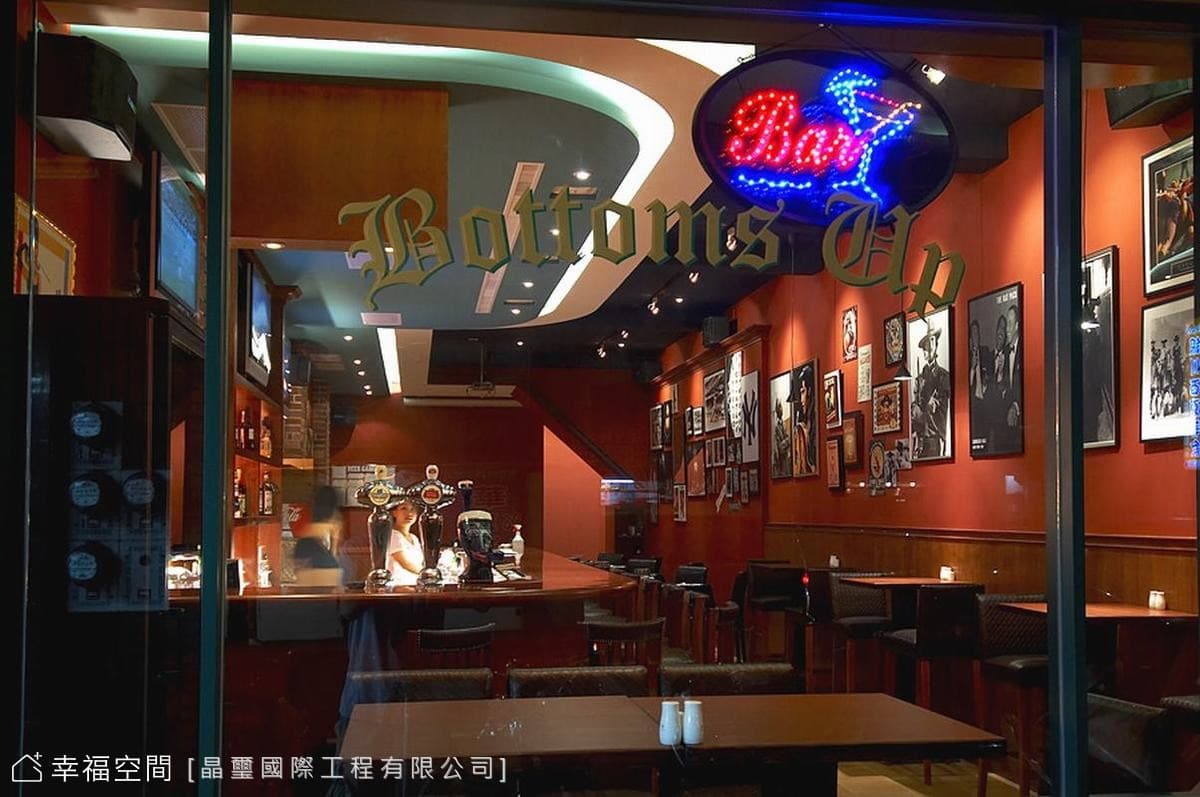 櫥窗望向店內