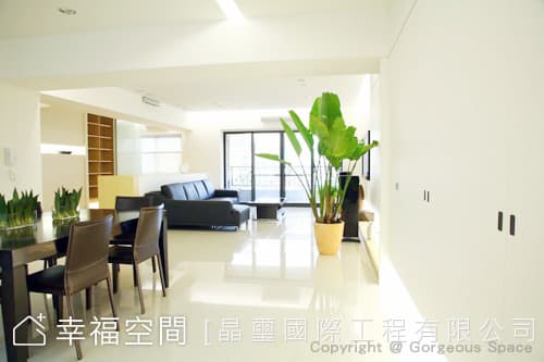 玄關望向客廳