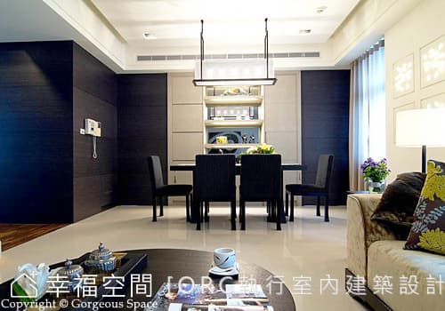 客廳望向餐廳