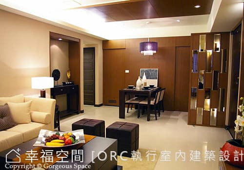 客廳望向餐廳