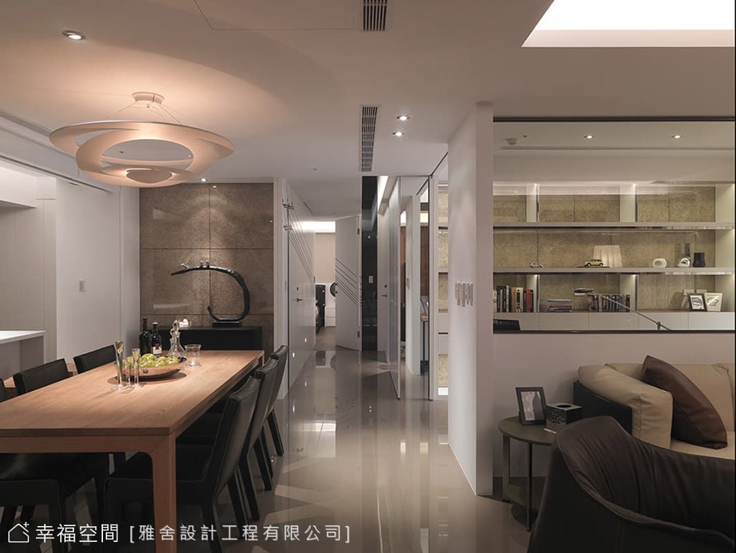 客廳望向餐桌