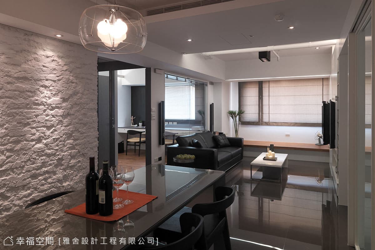 餐廳望向客廳