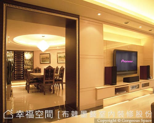 客廳通往餐廳