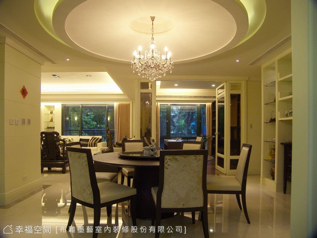 廚房望向餐廳
