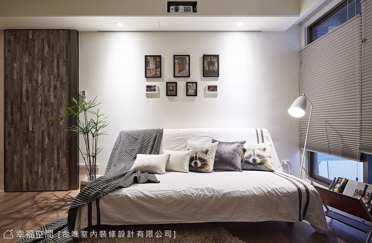 沙發背牆