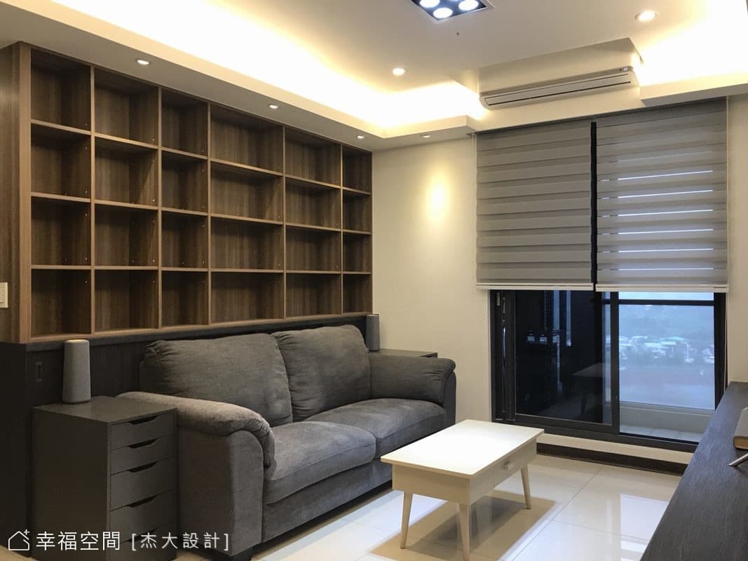 沙發背牆