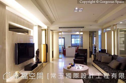 從玄關望向客廳、餐廳