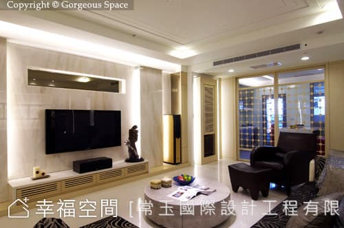 從客廳望向餐廳