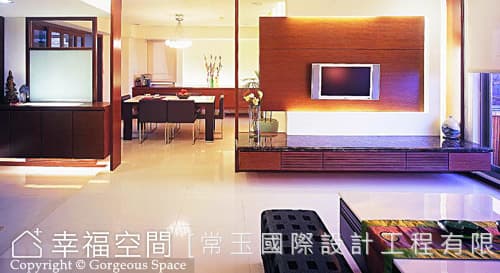 客廳望向餐廳