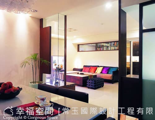 餐廳望向客廳