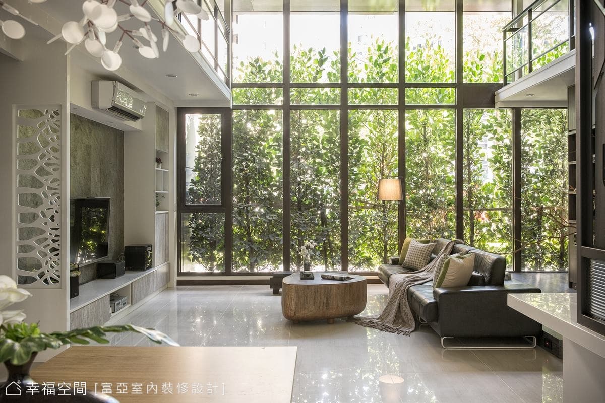 以窗框景