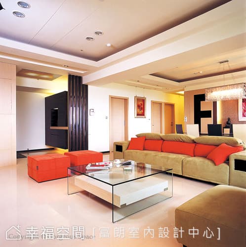 客廳望向玄關