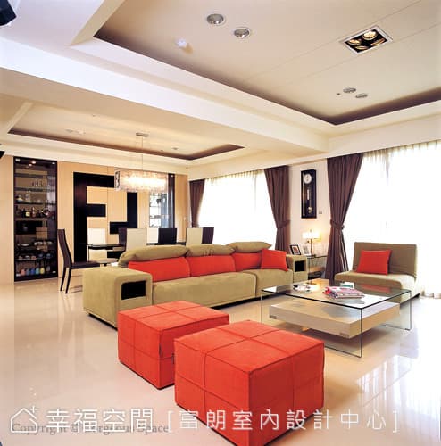 客廳望向餐廳