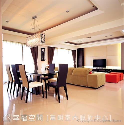 餐廳望向客廳