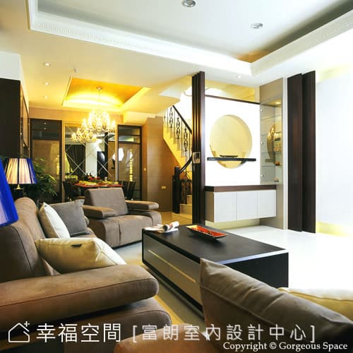 客廳望向玄關