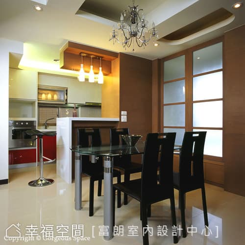 餐廳望向吧台
