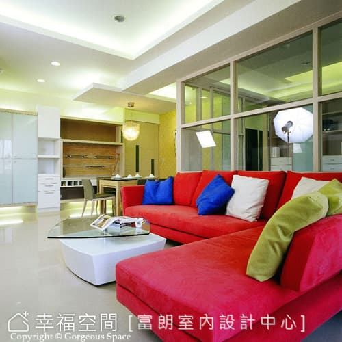 客廳望向餐廳