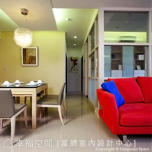 客廳望向餐廳